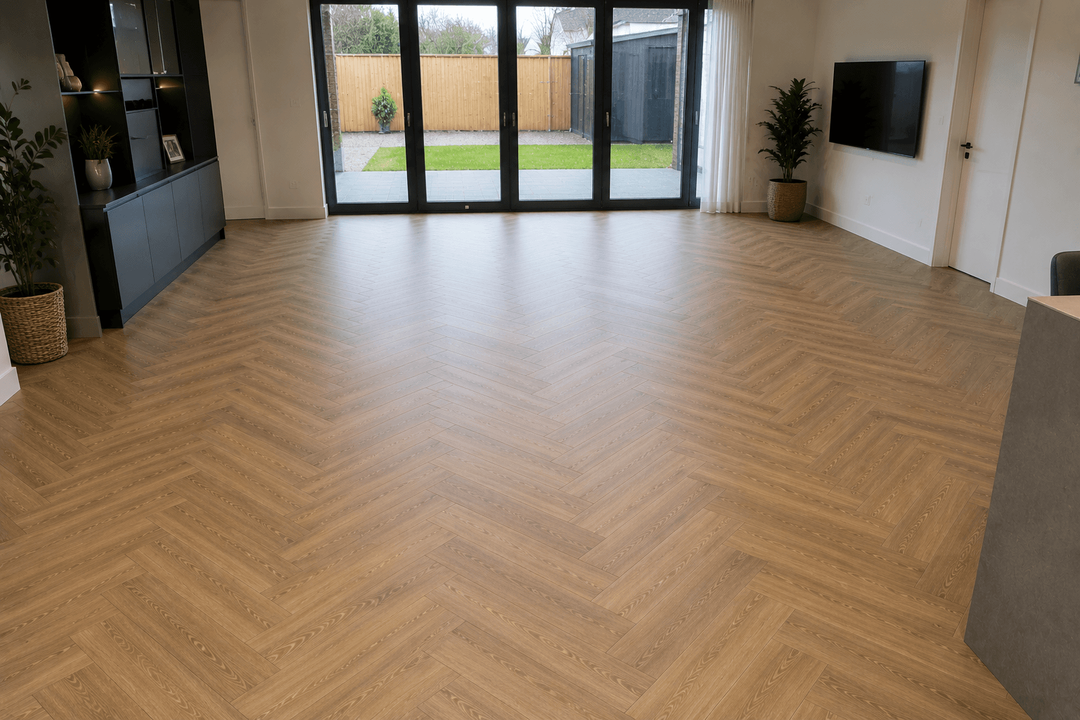 Visgraat PVC vloer in warm eiken patroon met rustige luxe uitstraling