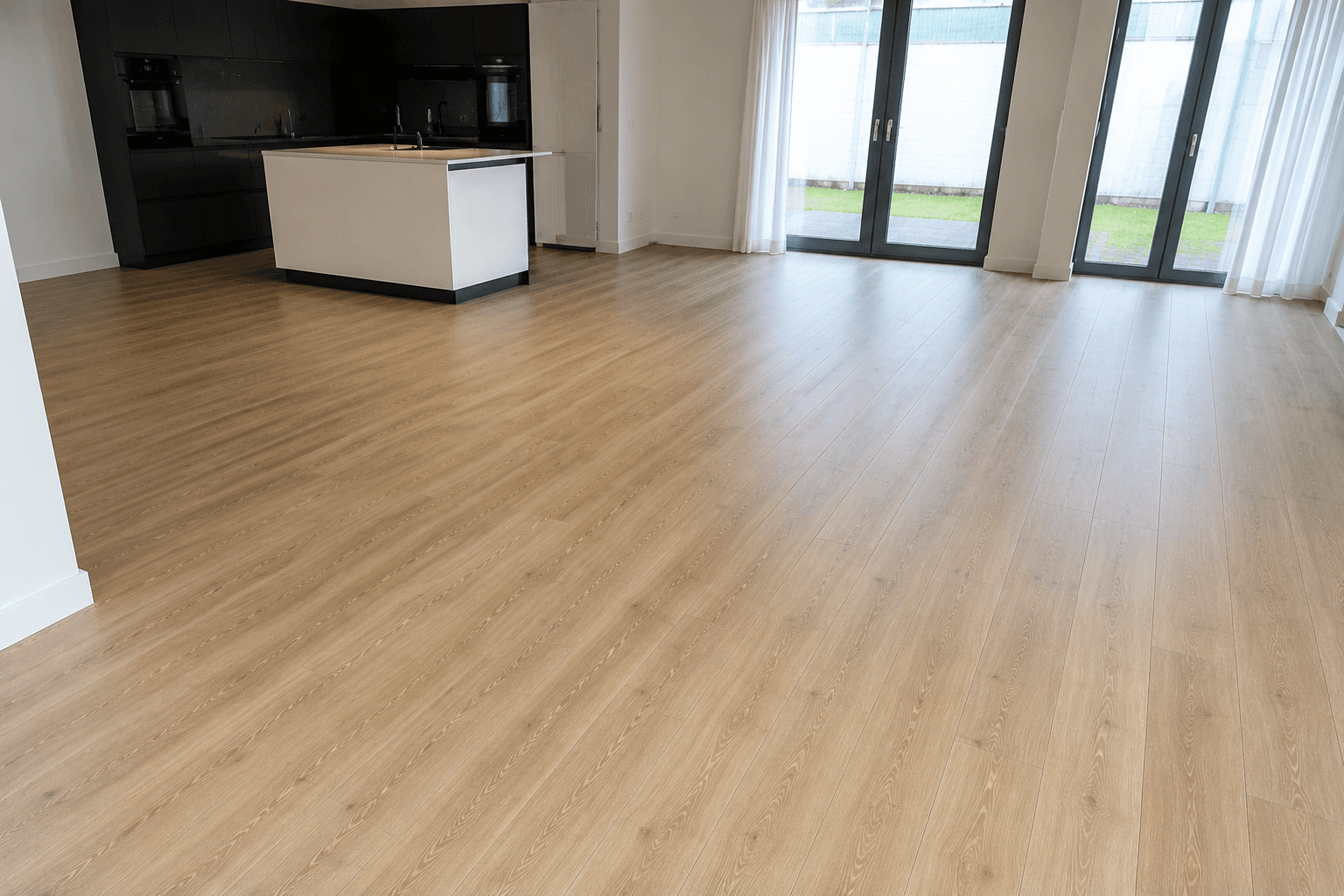 Rustige PVC vloer met warme houtlook, gelegd in moderne woning in Utrecht